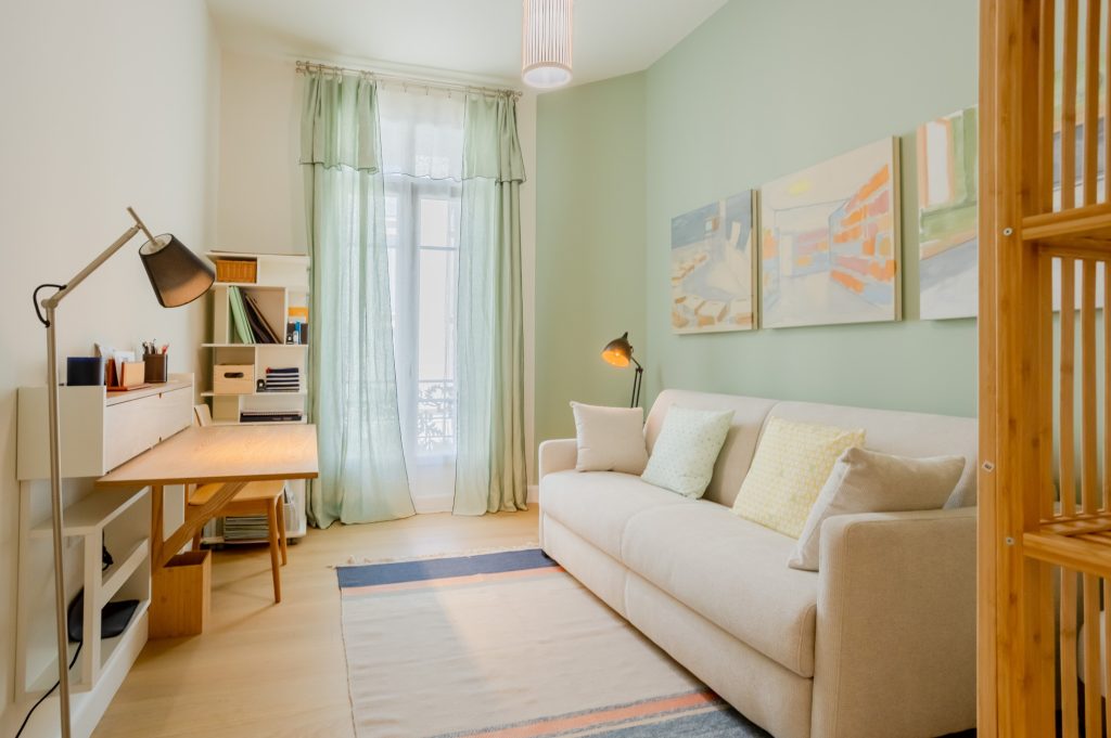 Bureau ou espace de travail sur mesure optimisé et décoré par Marie Woisard, architecte d’intérieur à Nice, avec choix de couleurs et mobilier fonctionnel