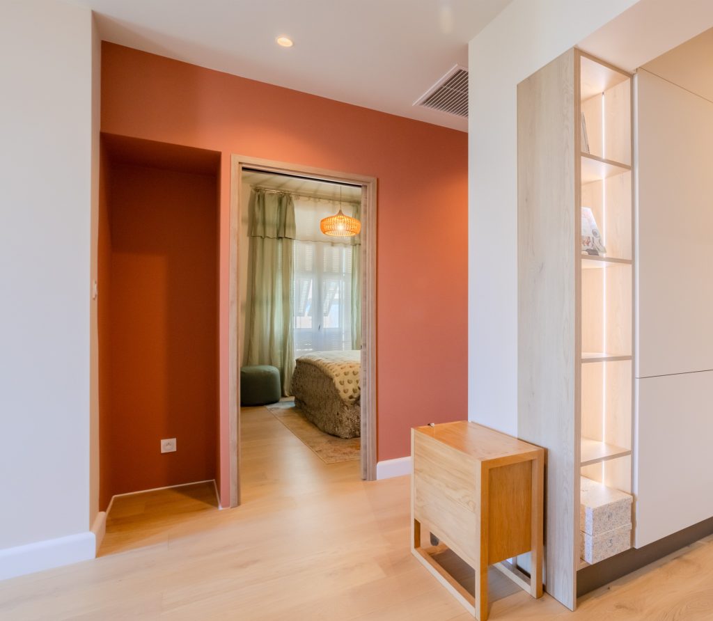 Entrée rénovée et décorée sur mesure par Marie Woisard, architecte d’intérieur à Nice, avec optimisation de l’espace et choix de couleurs harmonieuses