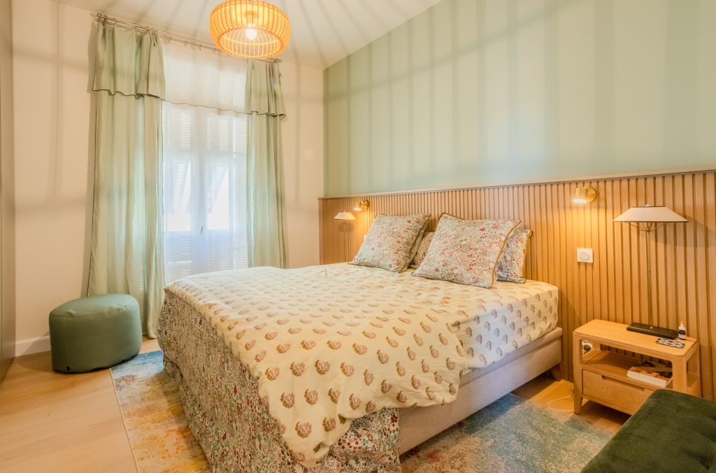 Aménagement sur mesure d’un dressing et d’une chambre parentale par Marie Woisard, architecte d’intérieur à Nice. Optimisation des rangements et design haut de gamme pour une rénovation complète réussie.