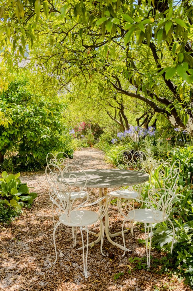 Rénovation complète d’une villa par Marie Woisard, architecte d’intérieur à Nice. Optimisation de chaque pièce, décoration sur mesure et harmonisation des couleurs pour un intérieur luxueux et fonctionnel.