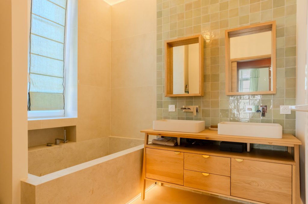 Salle de bain sur mesure et rénovation complète par Marie Woisard, architecte d’intérieur à Nice. Design moderne, optimisation des rangements et choix de matériaux de qualité pour un espace élégant et fonctionnel.
