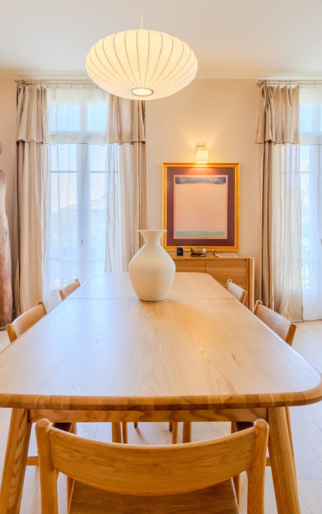 Rénovation complète d’appartement réalisée par Marie Woisard, architecte d’intérieur à Nice. Conception sur mesure optimisée pour chaque espace, avec attention au design, au rangement et à la fonctionnalité. Idéal pour un intérieur moderne et élégant.