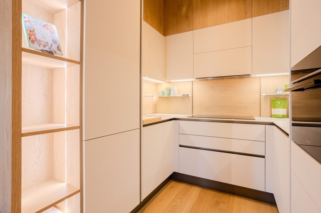 Cuisine sur mesure conçue par Marie Woisard, architecte d’intérieur à Nice. Optimisation de l’espace, rangements fonctionnels et design contemporain pour une cuisine moderne et élégante.