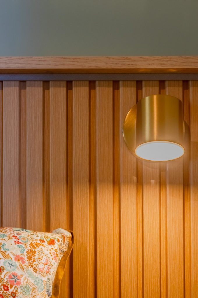 Détails décoratifs et choix des couleurs réalisés par Marie Woisard, architecte d’intérieur à Nice. Sur mesure et optimisés pour créer une atmosphère élégante et harmonieuse dans chaque pièce.